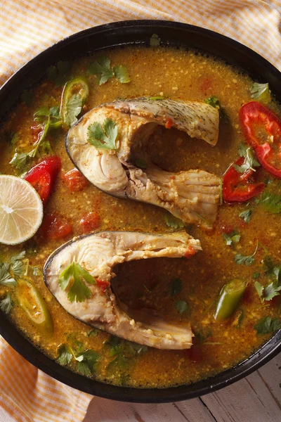 Fischcurry mit Gemüse in Großaufnahme auf einem Teller. Vertikale Top-Konkurrenz — Stockfoto