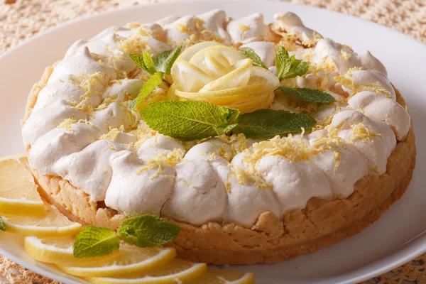 Gourmet gâteau au citron avec meringue et menthe en gros plan. horizontal — Photo