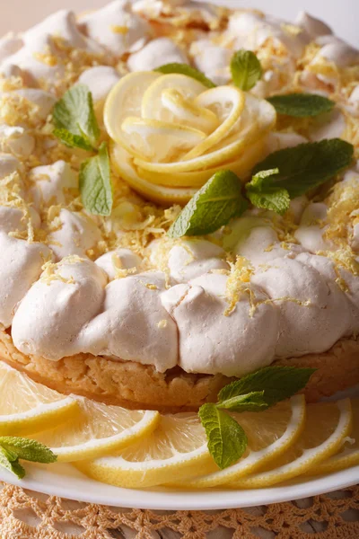 Magnifique gâteau au citron avec macro meringue. vertical — Photo