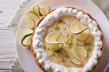 limonlu turta ile çırpılmış krem yakın çekim. Yatay Üstten Görünüm