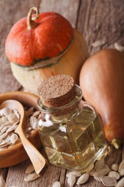 Kabak yağ tohumları bir tablo ile kapatın. dikey