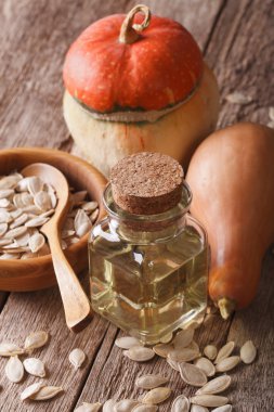 Kabak Çekirdeği yağında masaya bir şişe yakın çekim. dikey