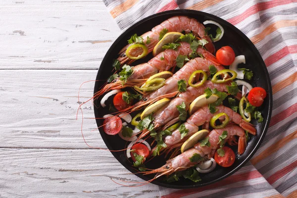 Shrimps with herbs and vegetables in a pan. horizontal top view — Stock Photo, Image