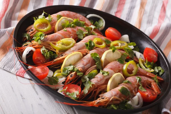 Gekookte garnalen met Spaanse peper, kruiden en groenten close-up. horizo — Stockfoto