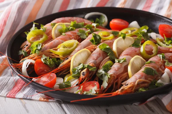 Tiger prawns with lemon and vegetables close up. horizontal — Stock Photo, Image