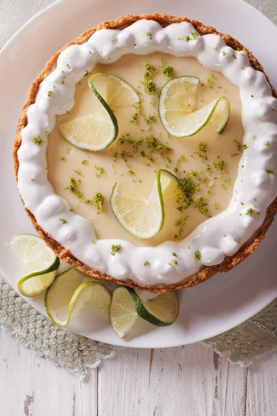 Key lime pie with whipped cream close-up. vertical top view — Stock Photo, Image