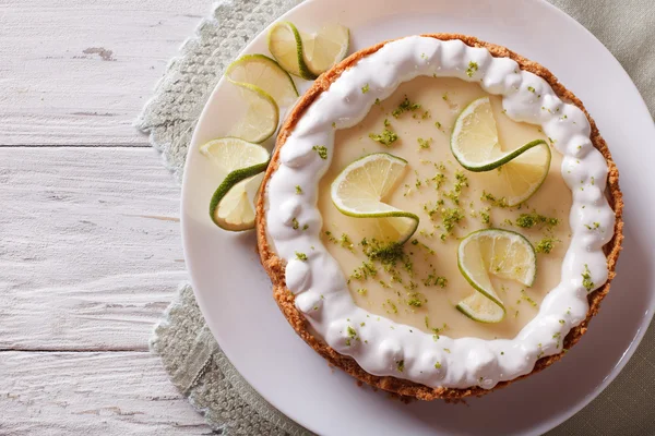 Key lime pie with whipped cream. Horizontal top view — Stock Photo, Image