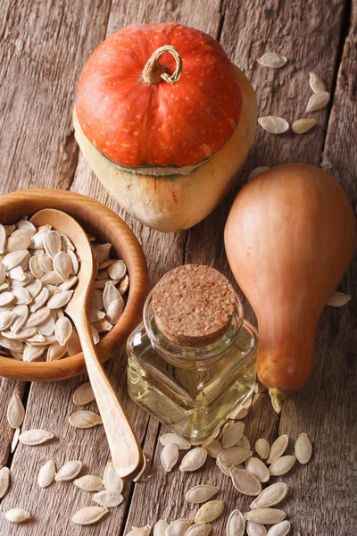 Kürbiskernöl aus nächster Nähe mit den Zutaten. Vertikale Top-Konkurrenz — Stockfoto