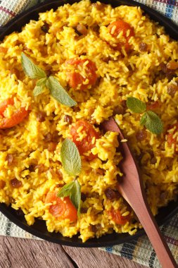 Tatlı pilav yemiş/kuru meyveler yakın çekim ile. Dikey Üstten Görünüm