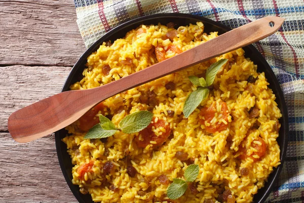 Sweet rice with saffron and dried fruits close-up. horizontal to — Stock Photo, Image