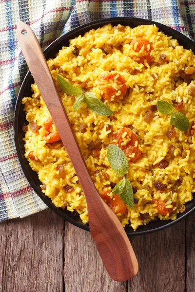 Arroz dulce con azafrán y frutas secas de cerca. plano vertical — Foto de Stock