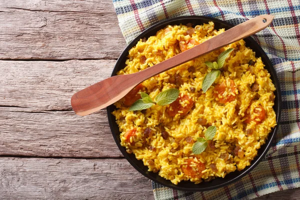 Arroz dulce con albaricoques secos y pasas de cerca. horizontal —  Fotos de Stock