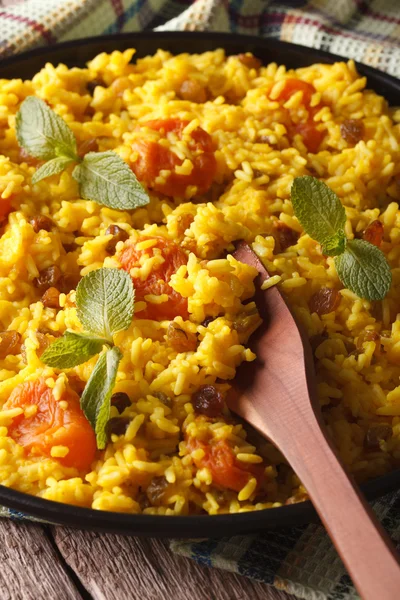 Arroz doce com passas e damascos secados close-up. vertical — Fotografia de Stock