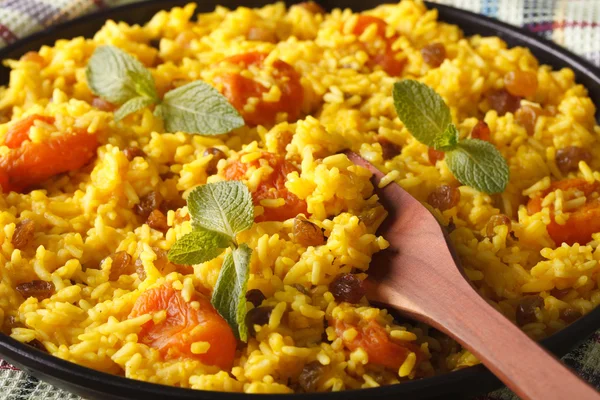 Zoete pilaf met gedroogde vruchten close-up op een plaat. horizontale — Stockfoto