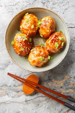 Masadaki kasede susamlı ve soğanlı Çin kaplan derisi yumurtalar. Yukarıdan dikey üst görünüm