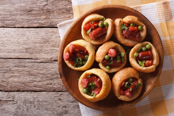 Yorkshire puddings with sausage and green peas horizontal top vi — Stockfoto