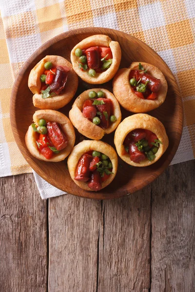Yorkshire puddings with sausage and green peas vertical top view — 图库照片