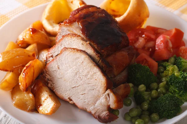 Sunday roast: pork with vegetables and Yorkshire pudding. Horizo — Zdjęcie stockowe
