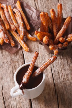 İspanyol çerezleri churro çikolataya batırılmış. Dikey Üstten Görünüm