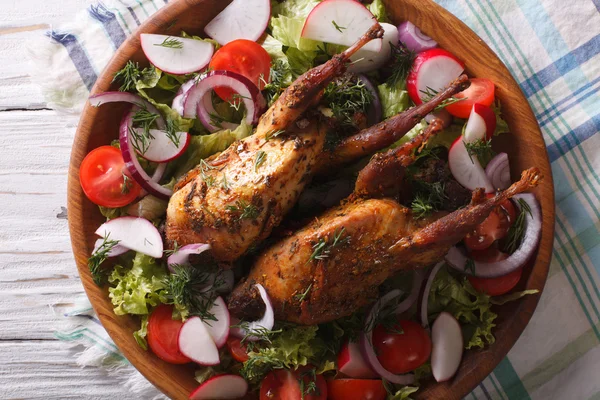 Roasted quail and fresh vegetables close-up. horizontal top view — Stock fotografie