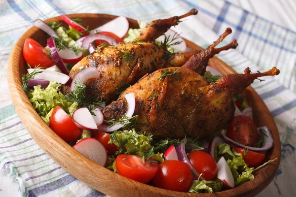 Baked whole quail and fresh vegetables close-up. Horizontal — Stock Photo, Image