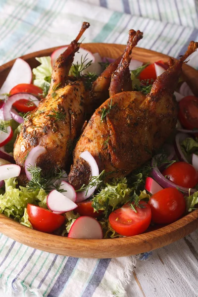 Baked whole quail and fresh vegetables close-up. vertical — Stock Photo, Image