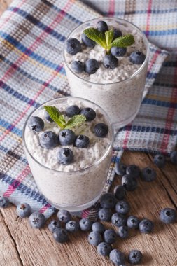 Yoğurt chia tohum ve yaban mersini yakın çekim ile. dikey