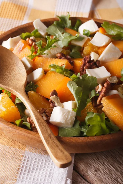 Fresh salad with persimmon, arugula and cheese close up. vertica — Zdjęcie stockowe