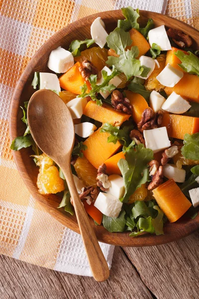 Salad with persimmon, arugula and cheese close-up. vertical top — ストック写真