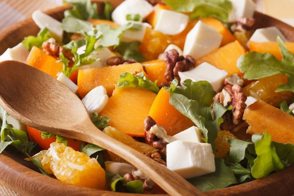 Ensalada con caquis, nueces, rúcula, queso y macra de naranjas —  Fotos de Stock