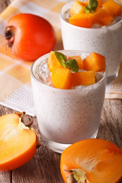 Gezond ontbijt: chia zaad pudding en kaki close-up. ver — Stockfoto