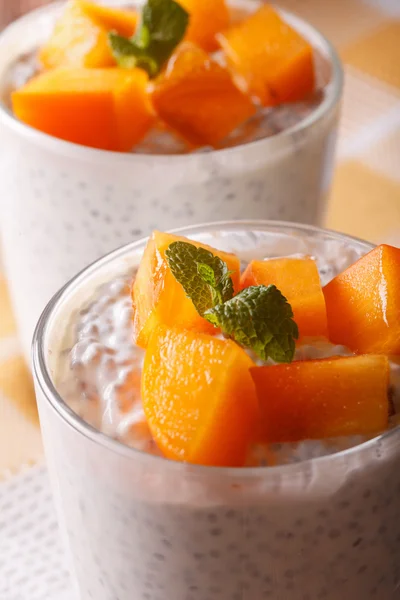 Chia zaden met yoghurt en kaki macro. Verticaal — Stockfoto