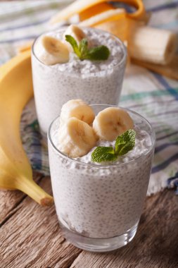 Tatlı chia tohumu ve muz yakın çekim tablosundaki ile. vertic