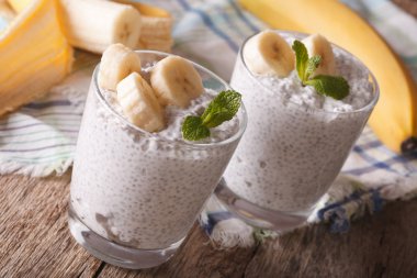 Sağlıklı gıda: puding chia tohum ve taze muz yakın çekim