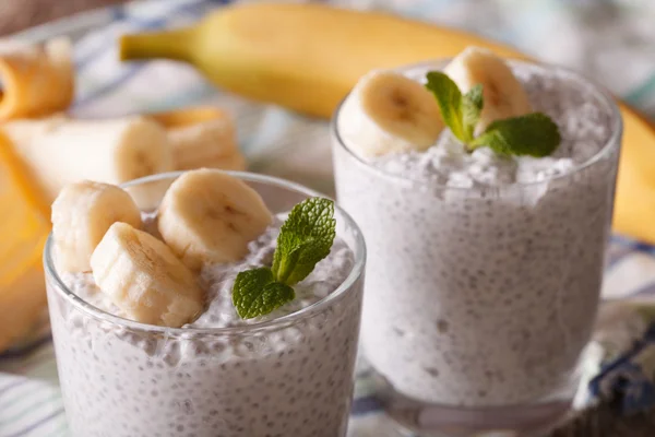 Budino di semi di chia con banana fresca e un bicchiere di macro — Foto Stock