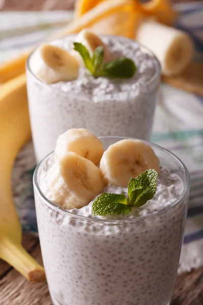 Colazione sana: yogurt con semi di chia e banana. verticale , — Foto Stock