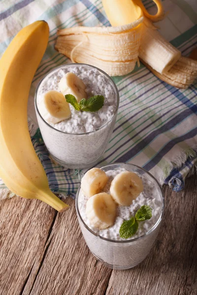 Delicioso yogur saludable con semillas de chía y plátano en un vaso . —  Fotos de Stock