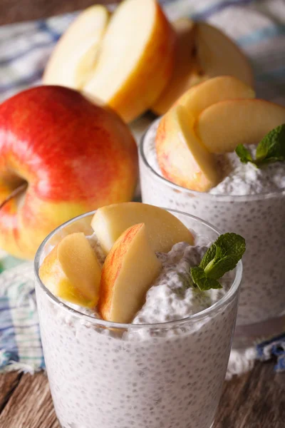 Gesunde Ernährung: Joghurt mit Chiasamen und Äpfeln Makro. vertikal — Stockfoto
