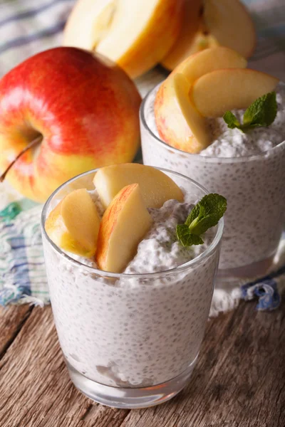 Vitamine ontbijt: yoghurt met chia zaden en appels in een glas. — Stockfoto