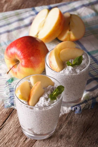 Chiasamen-Pudding und Äpfel in einem Glas in Großaufnahme auf dem Tisch. v — Stockfoto