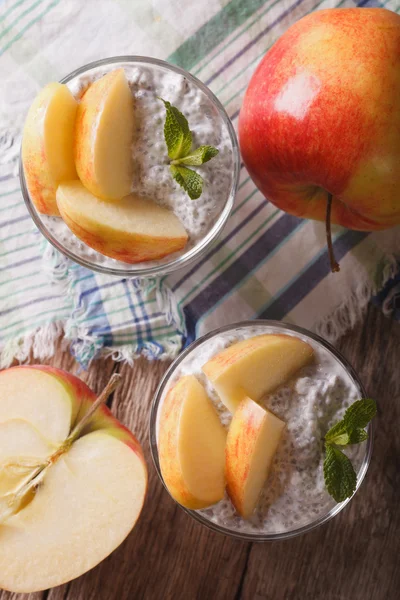 Chia zaad pudding en appels in een glas close-up. verticale top vi — Stockfoto