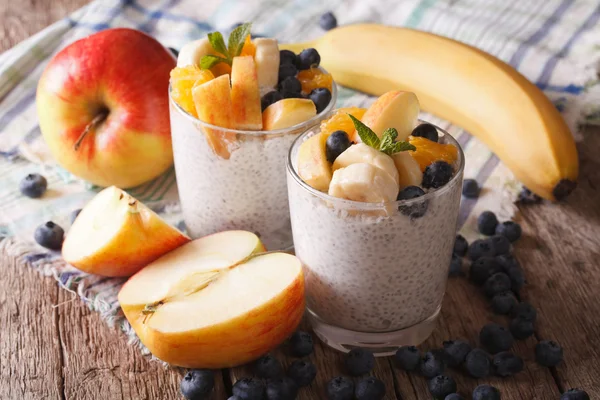 Café da manhã saudável: frutas, iogurte e sementes de chia em um copo. horda — Fotografia de Stock