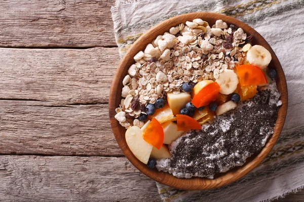 Cibo sano: farina d'avena con frutta e semi di chia. piano orizzontale — Foto Stock