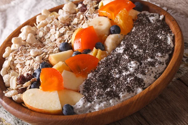 Muesli con frutas y semillas de chía de cerca en un plato. horizontal — Foto de Stock