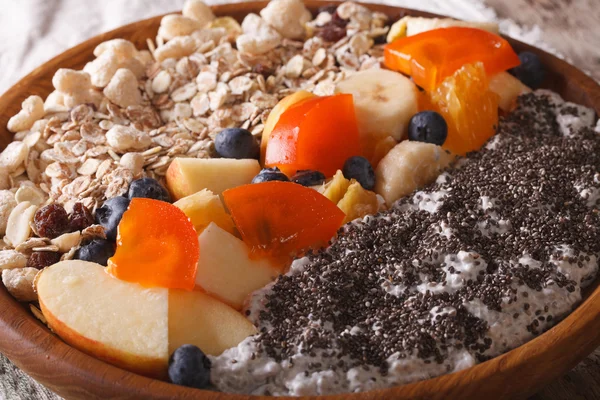 Colazione sana: farina d'avena con frutta e semi di chia primo piano. ho — Foto Stock