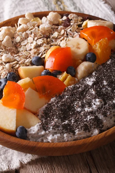 Colazione sana: farina d'avena con frutta e semi di chia primo piano. Ve ne sono — Foto Stock