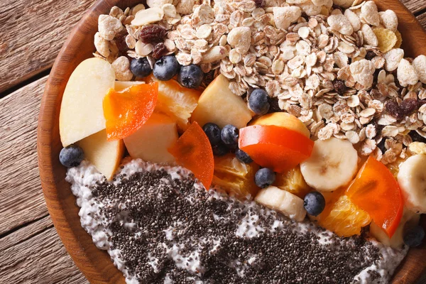 Farinha de aveia com frutas e sementes de chia close-up. Vista horizontal superior — Fotografia de Stock