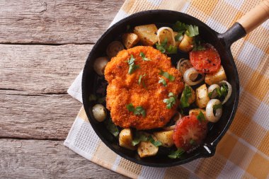 Bir tavada sebze ile Alman Weiner schnitzel. Yatay üst