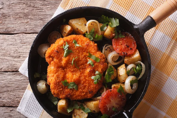 Schnitzel Weiner con verdure in una padella primo piano. Orizzontale — Foto Stock