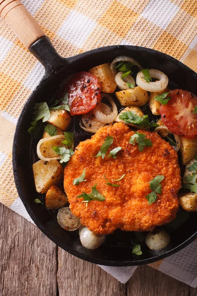 Schnitzel alemão Weiner com legumes em uma panela closeup. Vertical — Fotografia de Stock